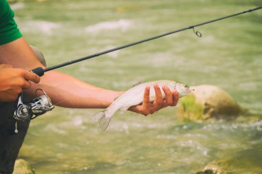 dağ Nehri üzerinde balıkçılık.