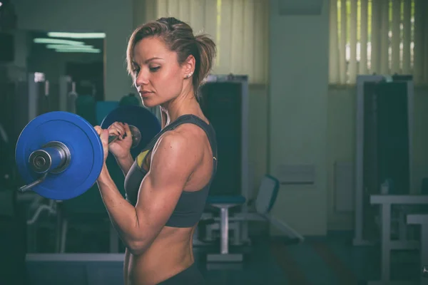 Meisje met fitnessapparatuur op een witte achtergrond — Stockfoto