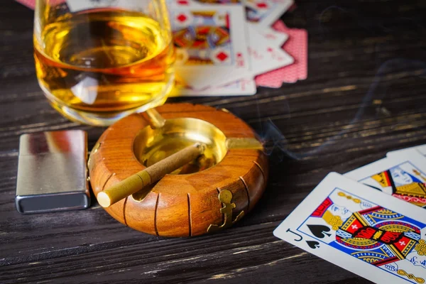 Sfondo poker su un tavolo di legno . — Foto Stock