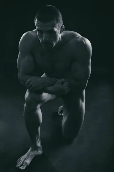 Stark med muskulös kropp på gymmet — Stockfoto