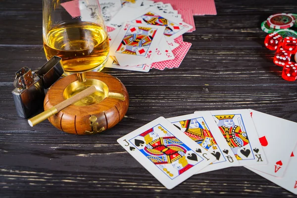 Sfondo poker su un tavolo di legno . — Foto Stock