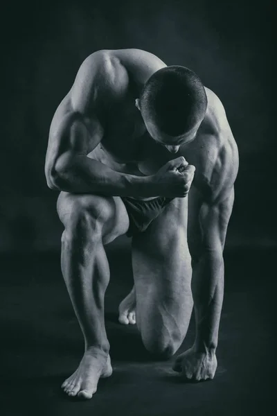 Strong with muscular body at the gym — Stock Photo, Image