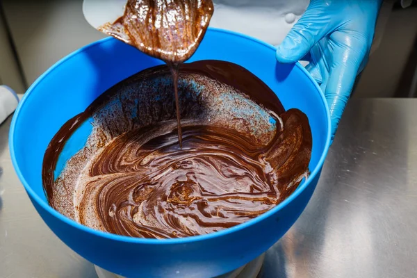 Змішування шоколадної глазурі. приготування торта — стокове фото