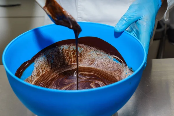 Mezclando el glaseado de chocolate. Pastel de cocina —  Fotos de Stock