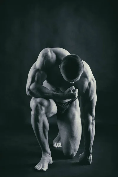 Silne, muskularne ciało na siłowni — Zdjęcie stockowe