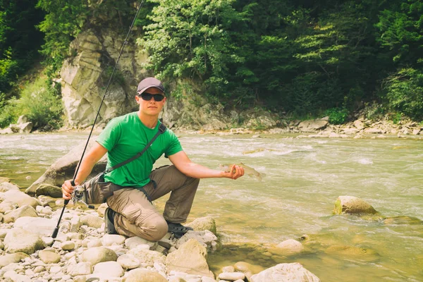 Jovem pesca — Fotografia de Stock