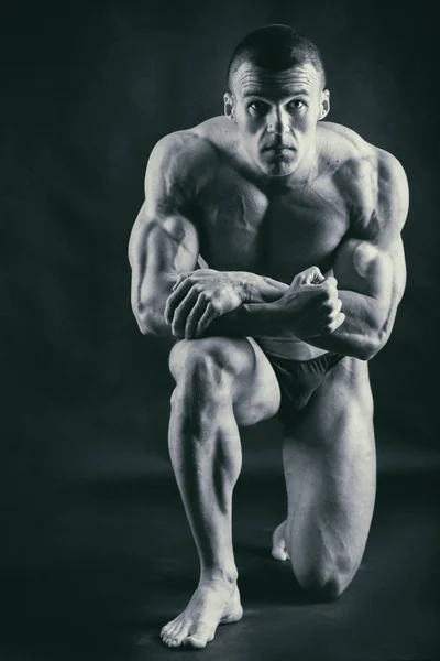 Ισχυρή με μυϊκή σώμα στο γυμναστήριο — Φωτογραφία Αρχείου
