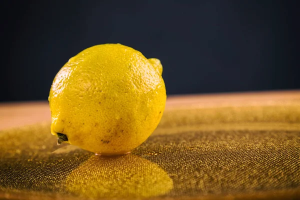 Zitrone auf dem Tisch — Stockfoto