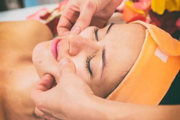 Tratamiento facial cosmético —  Fotos de Stock