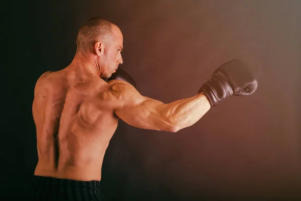 Fuerte con el cuerpo muscular en el gimnasio — Foto de Stock