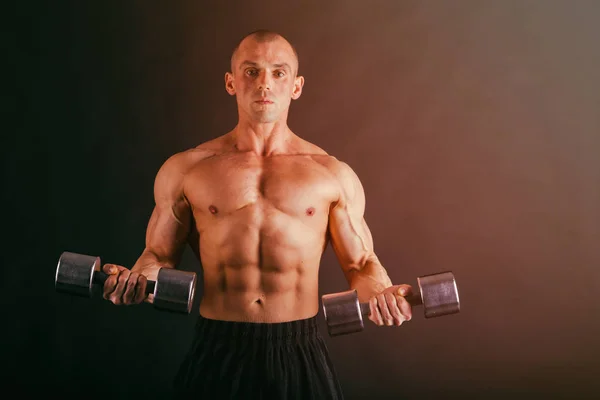 Stark med muskulös kropp på gymmet — Stockfoto