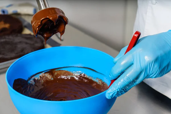 Mezclando el glaseado de chocolate. Pastel de cocina —  Fotos de Stock
