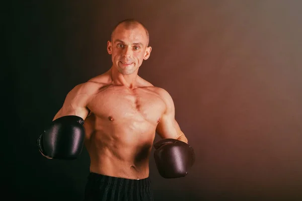 Stark med muskulös kropp på gymmet — Stockfoto