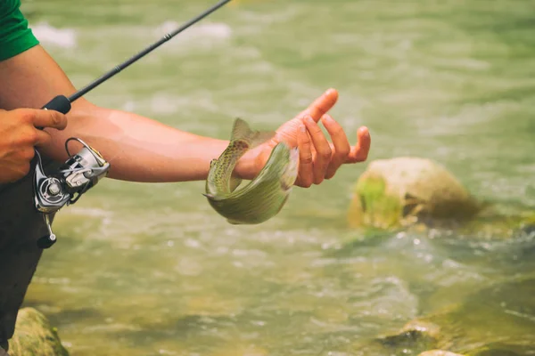 Pesca sul fiume di montagna . — Foto Stock