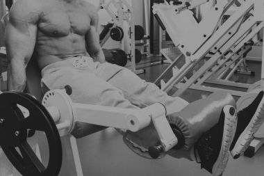 Jimnastik salonu kas vücut ile güçlü