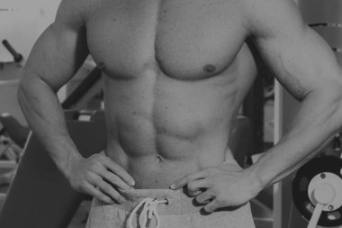 Jimnastik salonu kas vücut ile güçlü