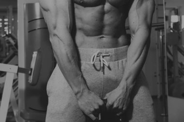 Jimnastik salonu kas vücut ile güçlü