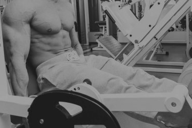 Jimnastik salonu kas vücut ile güçlü