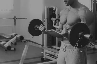 Jimnastik salonu kas vücut ile güçlü