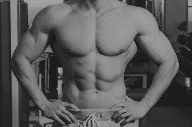 Jimnastik salonu kas vücut ile güçlü