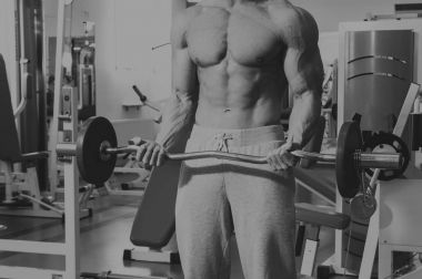 Jimnastik salonu kas vücut ile güçlü