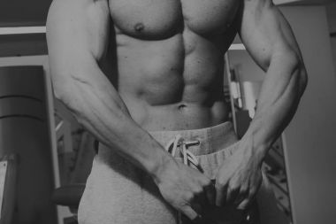 Jimnastik salonu kas vücut ile güçlü