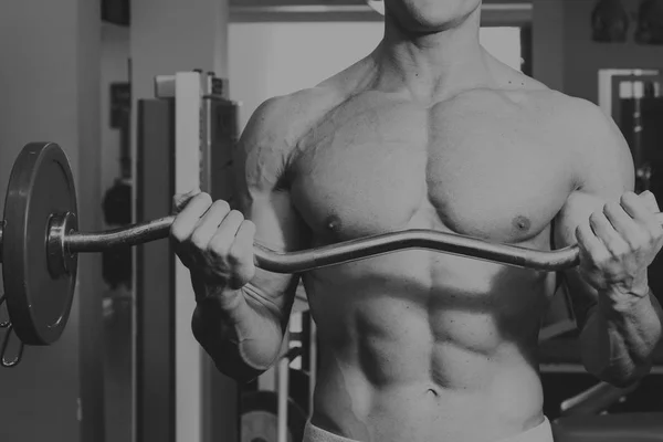 Fuerte con el cuerpo muscular en el gimnasio —  Fotos de Stock