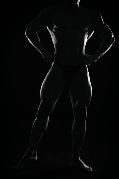 Сильный с мускулистым телом в тренажерном зале
