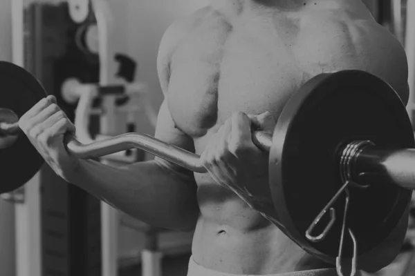 Fuerte con el cuerpo muscular en el gimnasio — Foto de Stock