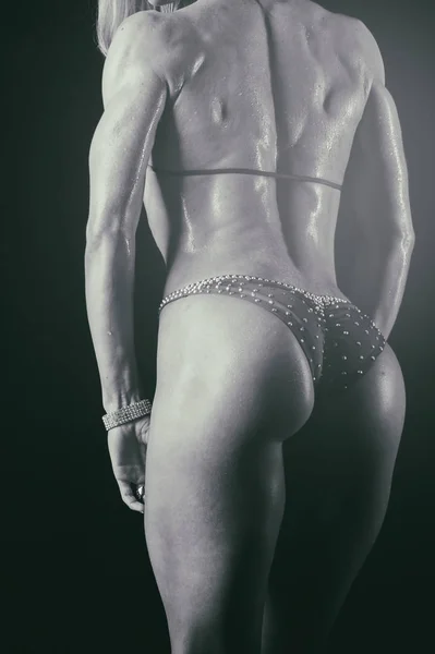 Atleta de fitness profesional en una foto en blanco y negro . —  Fotos de Stock