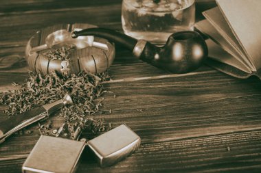 Sigara boru, ahşap bir masa viskiyle.