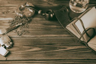 Sigara boru, ahşap bir masa viskiyle.