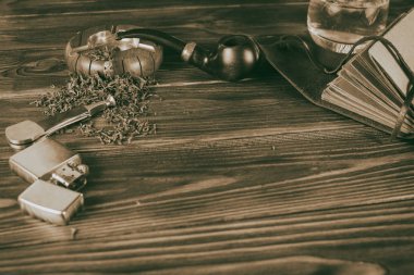 Sigara boru, ahşap bir masa viskiyle.