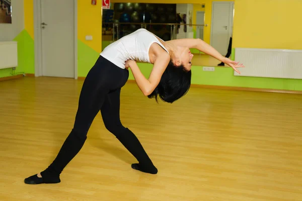 Hermosa bailarina y coreógrafa en el gimnasio — Foto de Stock