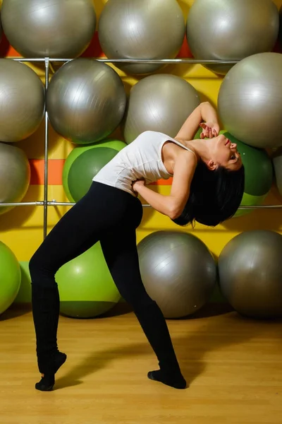 Bela dançarina e coreógrafa em estúdio de fitness — Fotografia de Stock