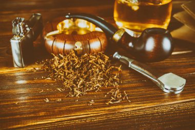 Ahşap bir masa yasaktır kanalda arka plan.