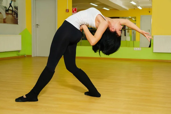 Bela dançarina e coreógrafa em estúdio de fitness — Fotografia de Stock