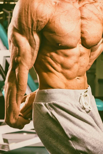 A trained man in a fitness club — Stock Photo, Image