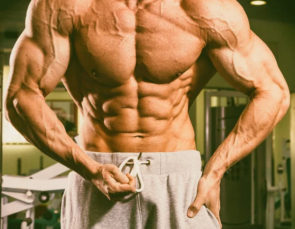 Un hombre entrenado en un gimnasio — Foto de Stock