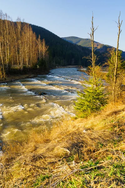 Magníficas montanhas, viajar para o terreno montanhoso — Fotografia de Stock