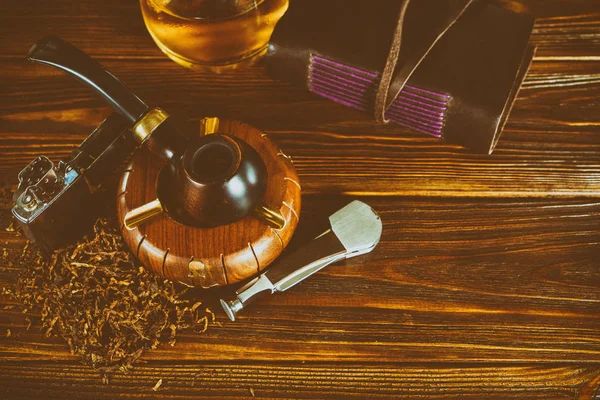 Background smoking pipe on a wooden table. — Stock Photo, Image