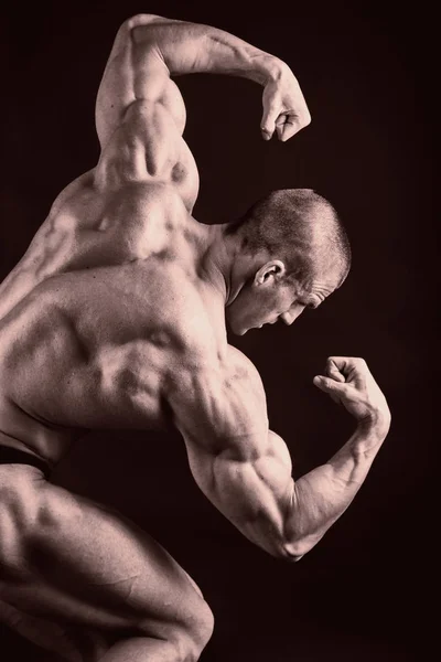 Bodybuilder sur noir — Photo