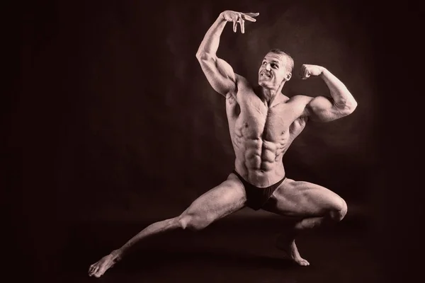 Bodybuilder på svart — Stockfoto