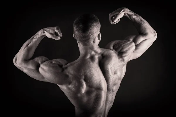 Bodybuilder auf schwarz — Stockfoto