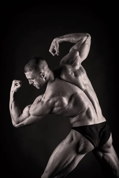 Bodybuilder på svart — Stockfoto