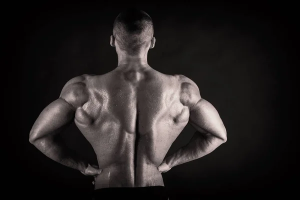 Bodybuilder sur noir — Photo