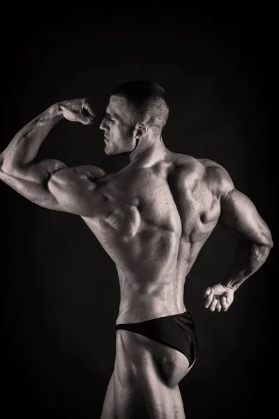 Bodybuilder på svart — Stockfoto