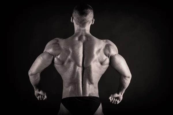 Bodybuilder op zwart — Stockfoto