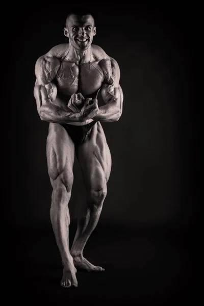 Bodybuilder på svart — Stockfoto