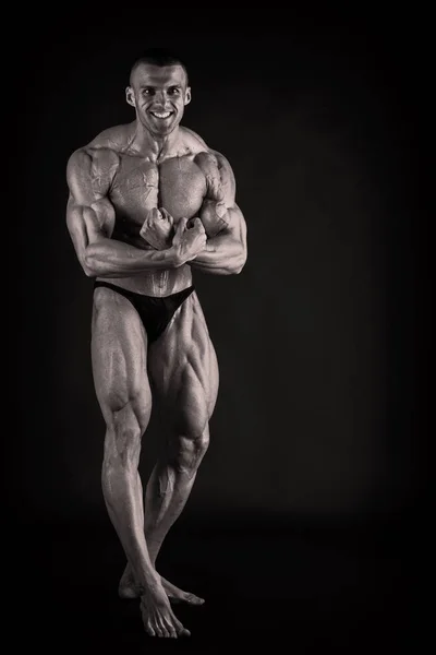 Bodybuilder auf schwarz — Stockfoto